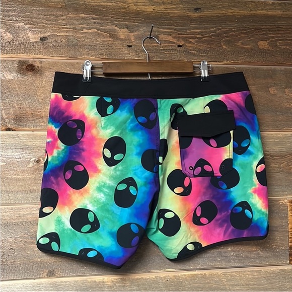 Hot Topic Midnight Hour NWT neon alien Swim trunks Size 38 - Picture 4 of 5